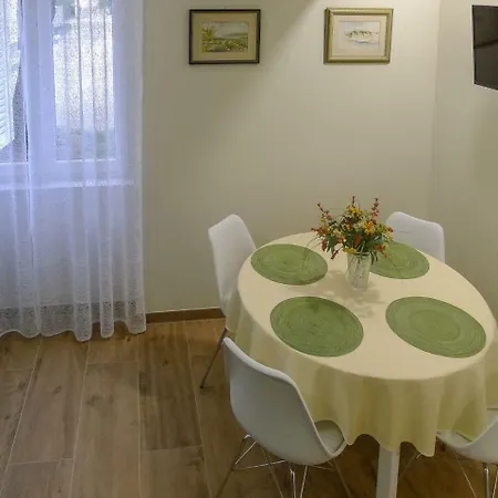 Apartment RaaeIae アパート *